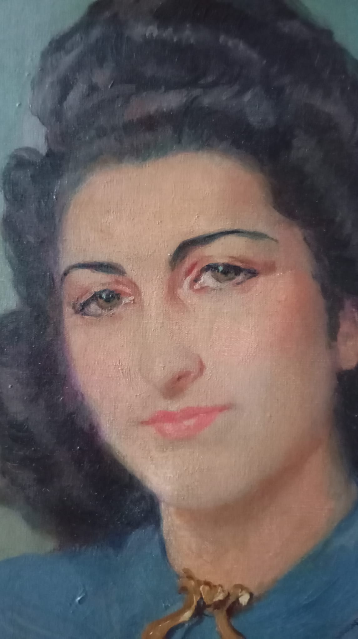 Portrait femme portant une broche