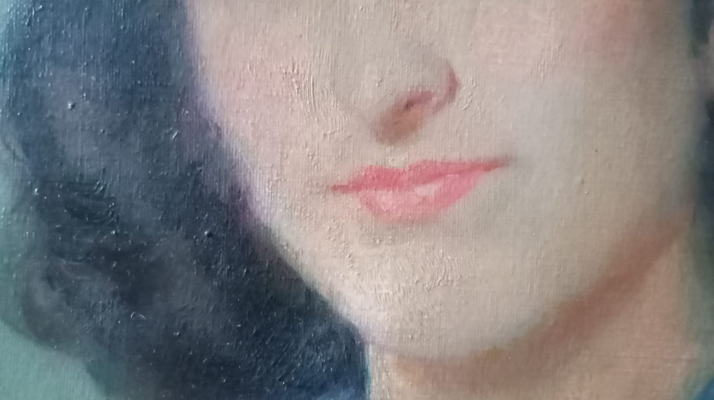 Portrait femme portant une broche