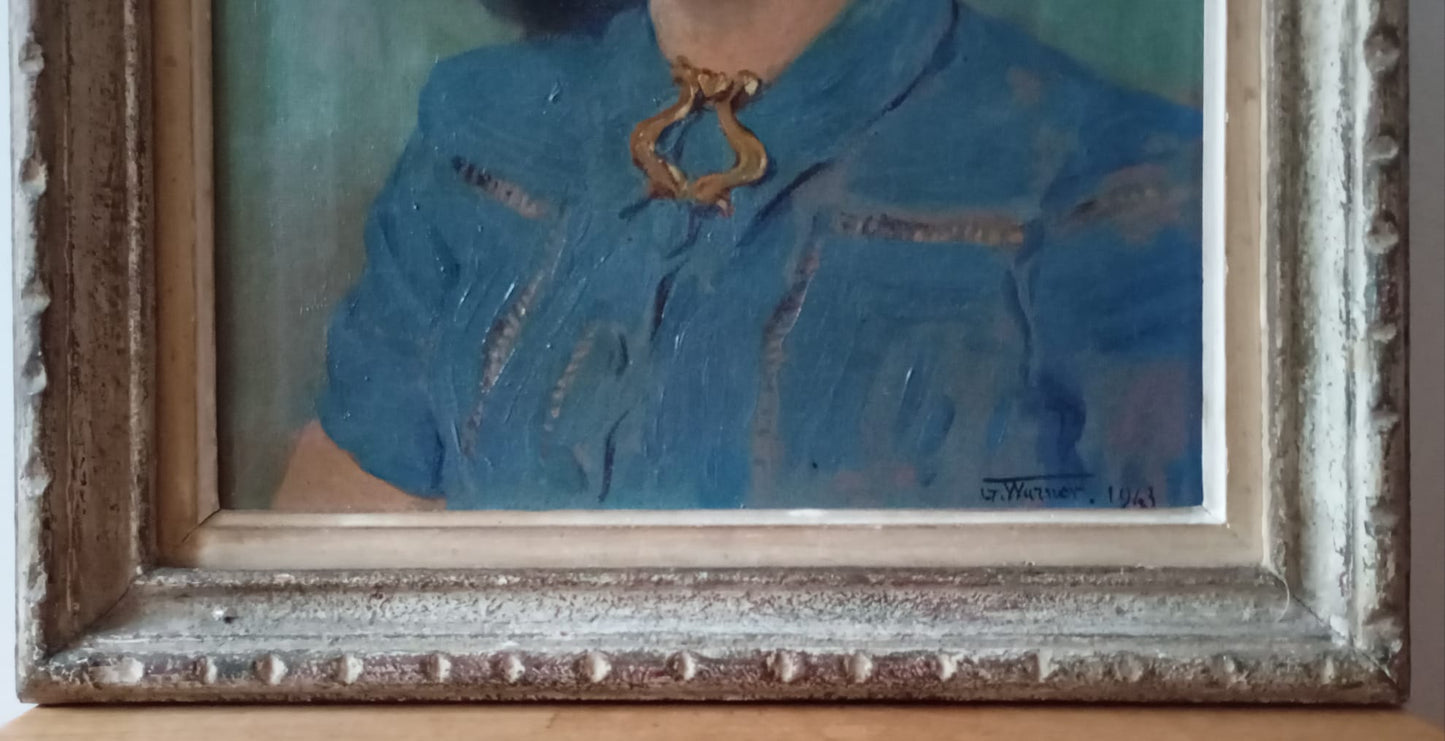 Portrait femme portant une broche