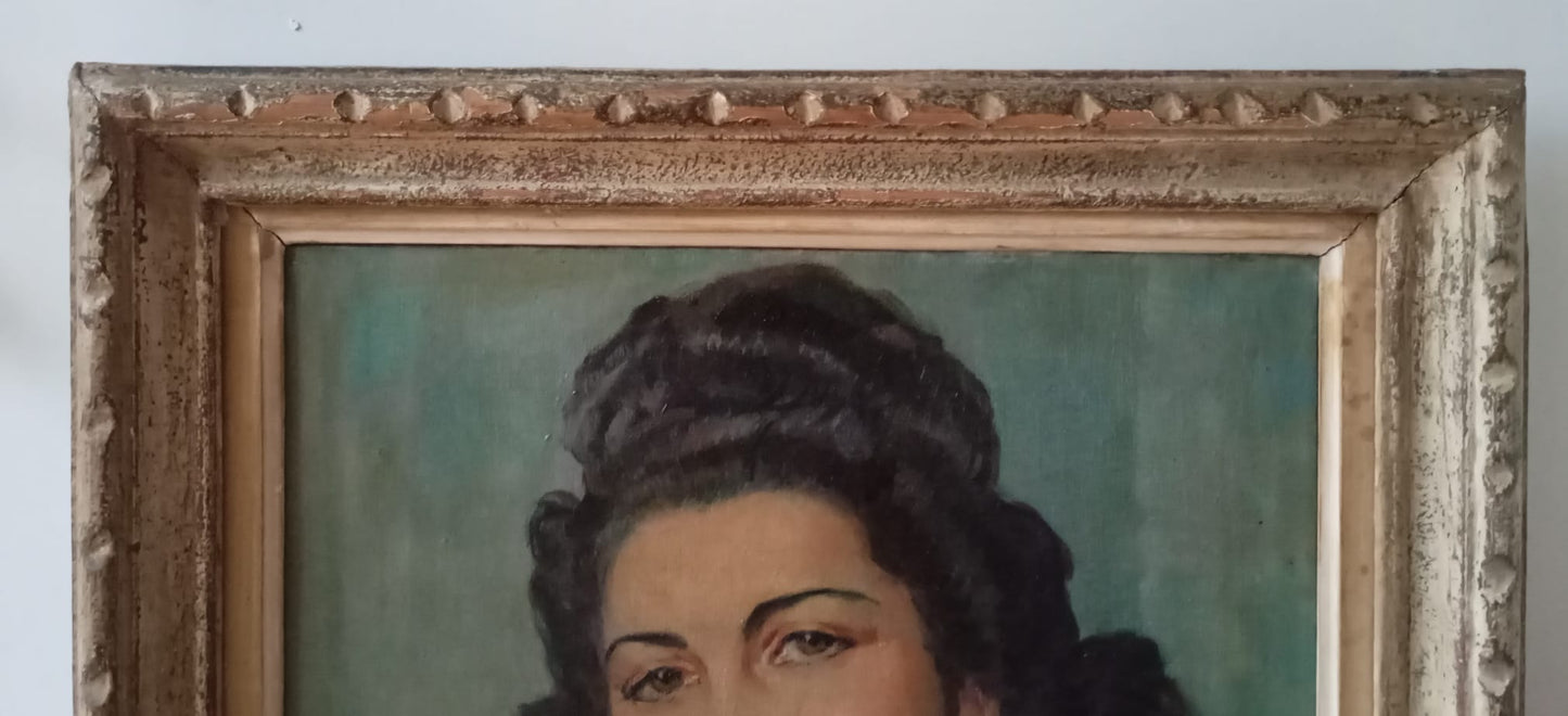 Portrait femme portant une broche
