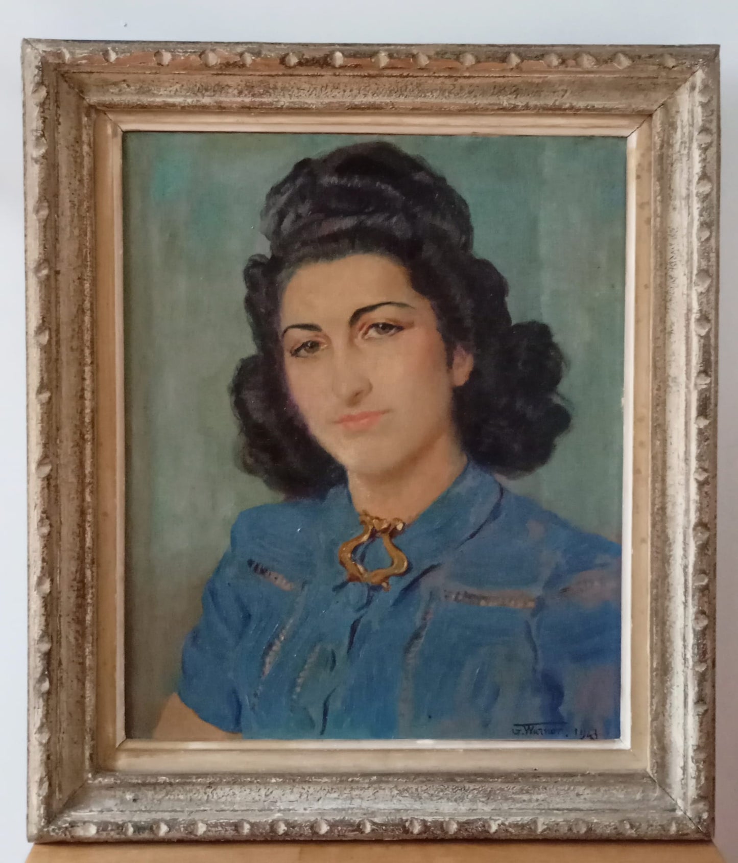 Portrait femme portant une broche