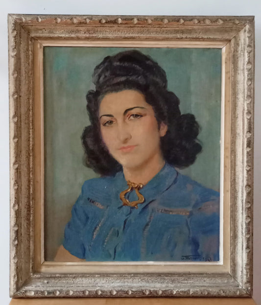 Portrait femme portant une broche