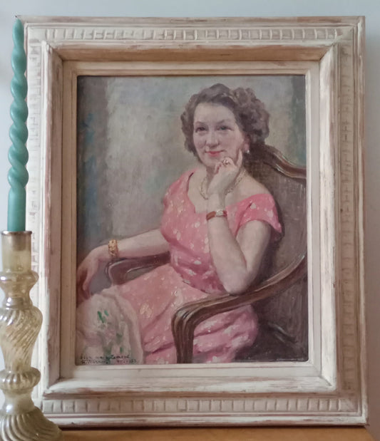 Portrait femme assise dans un fauteuil
