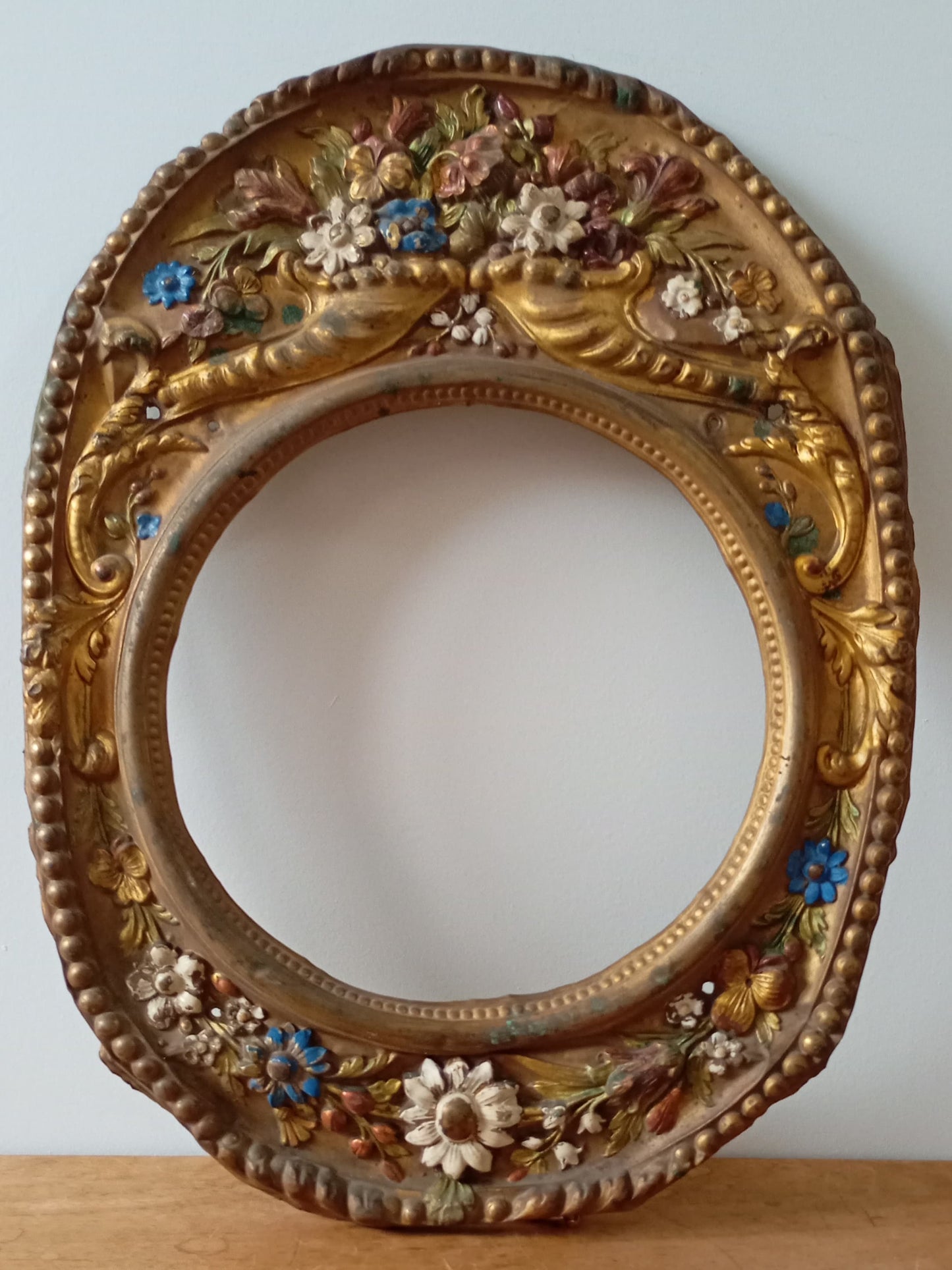 Fronton de comtoise à décor de fleurs