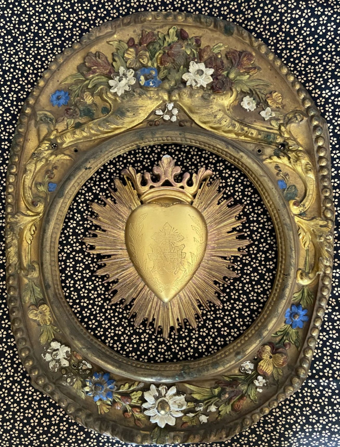 Fronton de comtoise à décor de fleurs