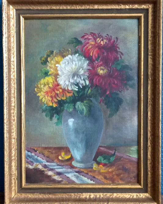 Nature morte. Fleurs dans un vase gris bleu sur nappe