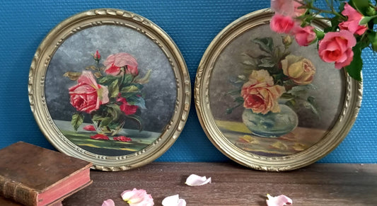 Paire de natures mortes. Roses dans un vase