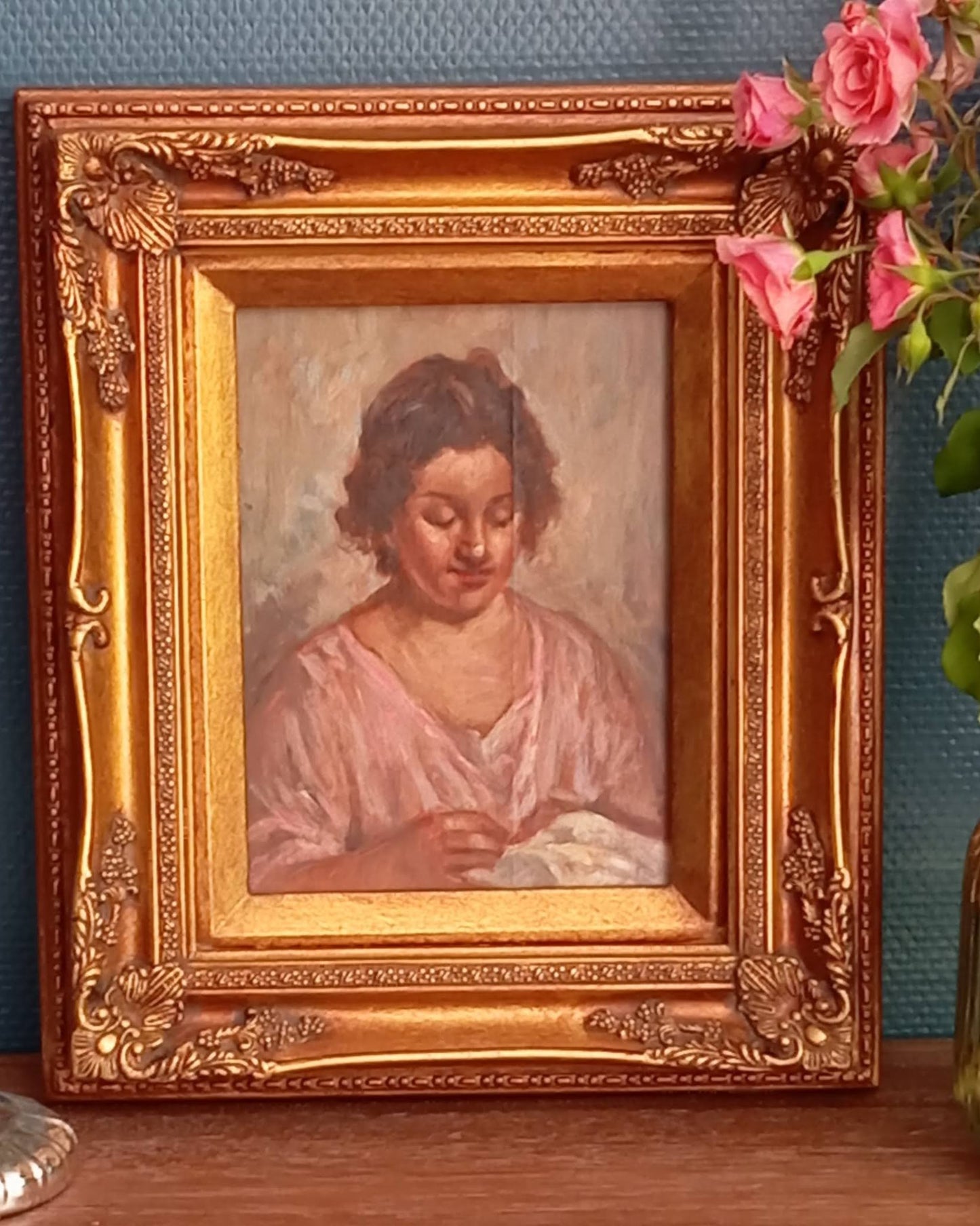 Portrait d'une femme qui coud