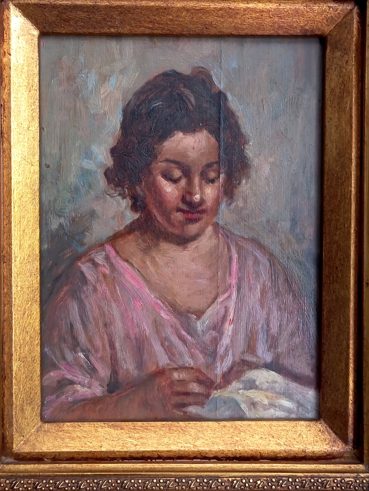 Portrait d'une femme qui coud