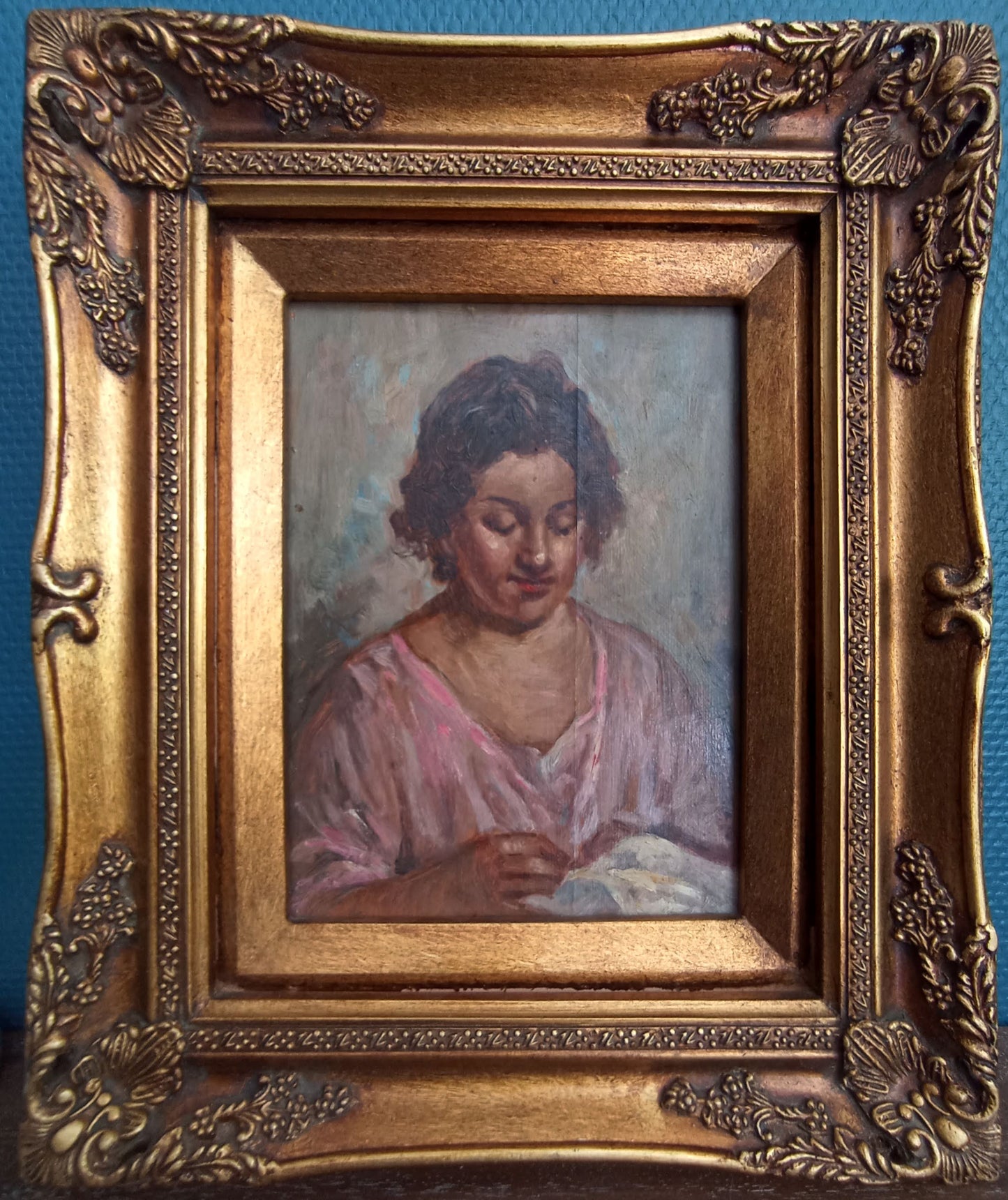 Portrait d'une femme qui coud