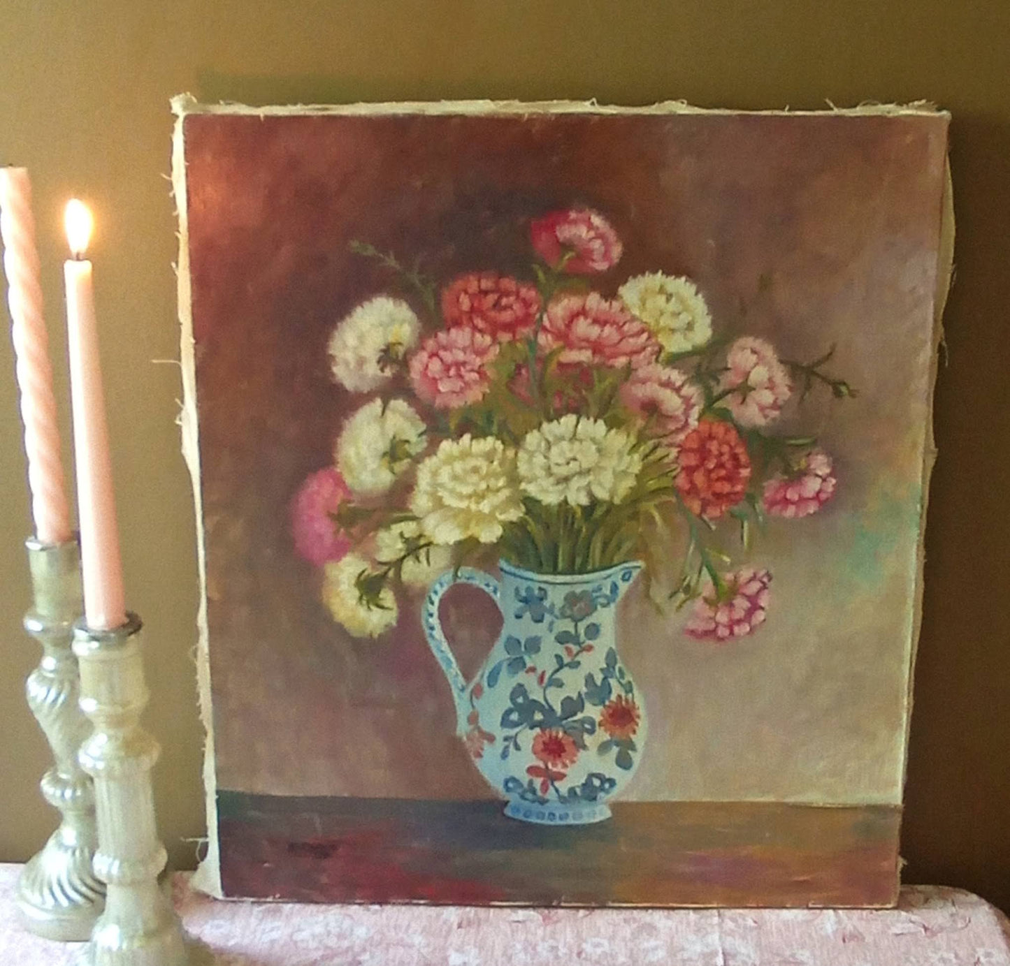Nature morte. Bouquet d'oeillets dans un vase