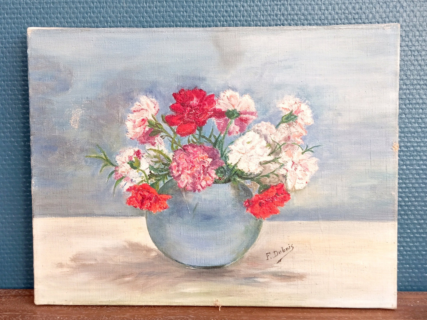 Nature morte. Bouquet d'oeillets dans un vase