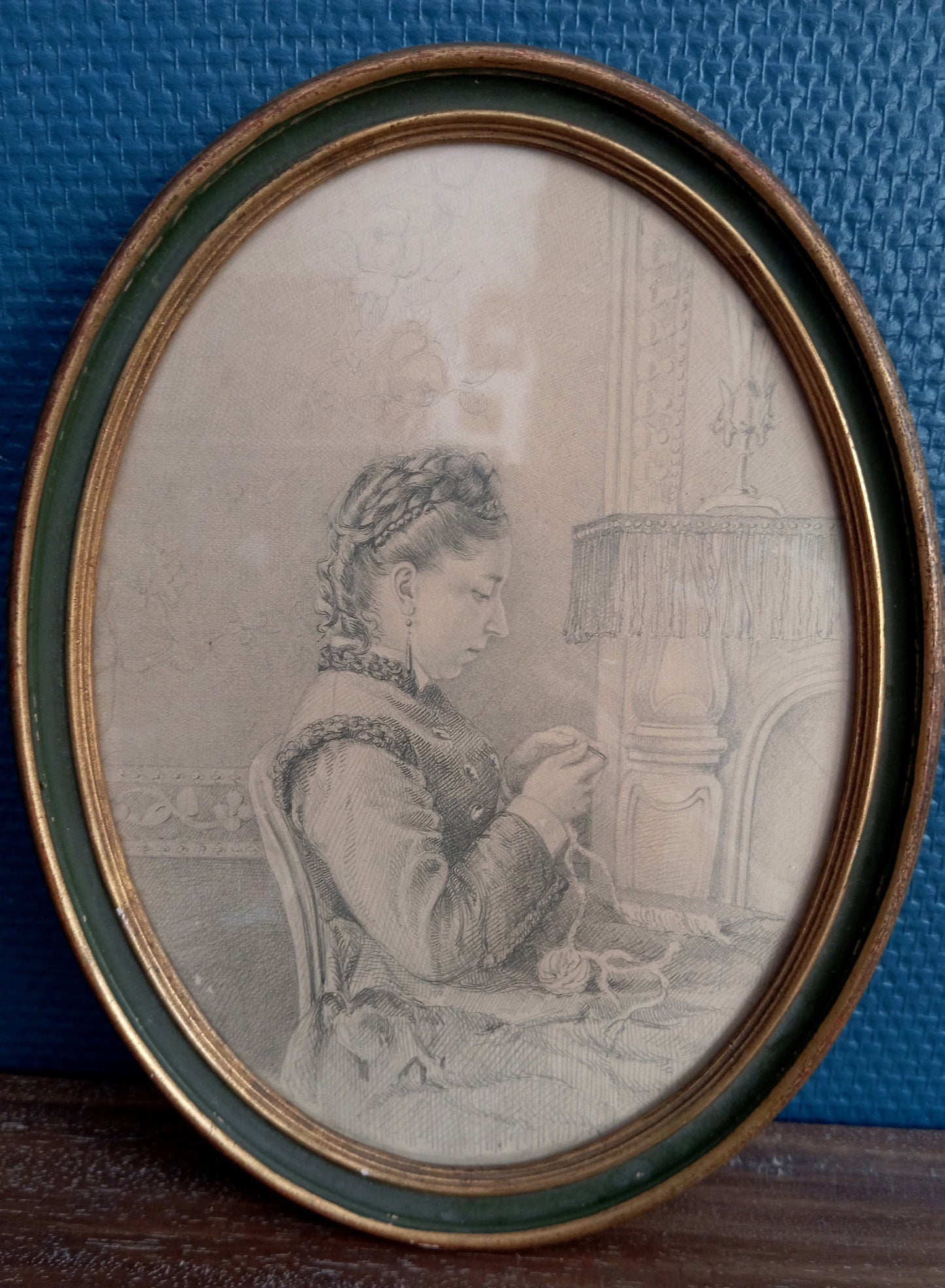 Portrait d'une femme qui fait du crochet