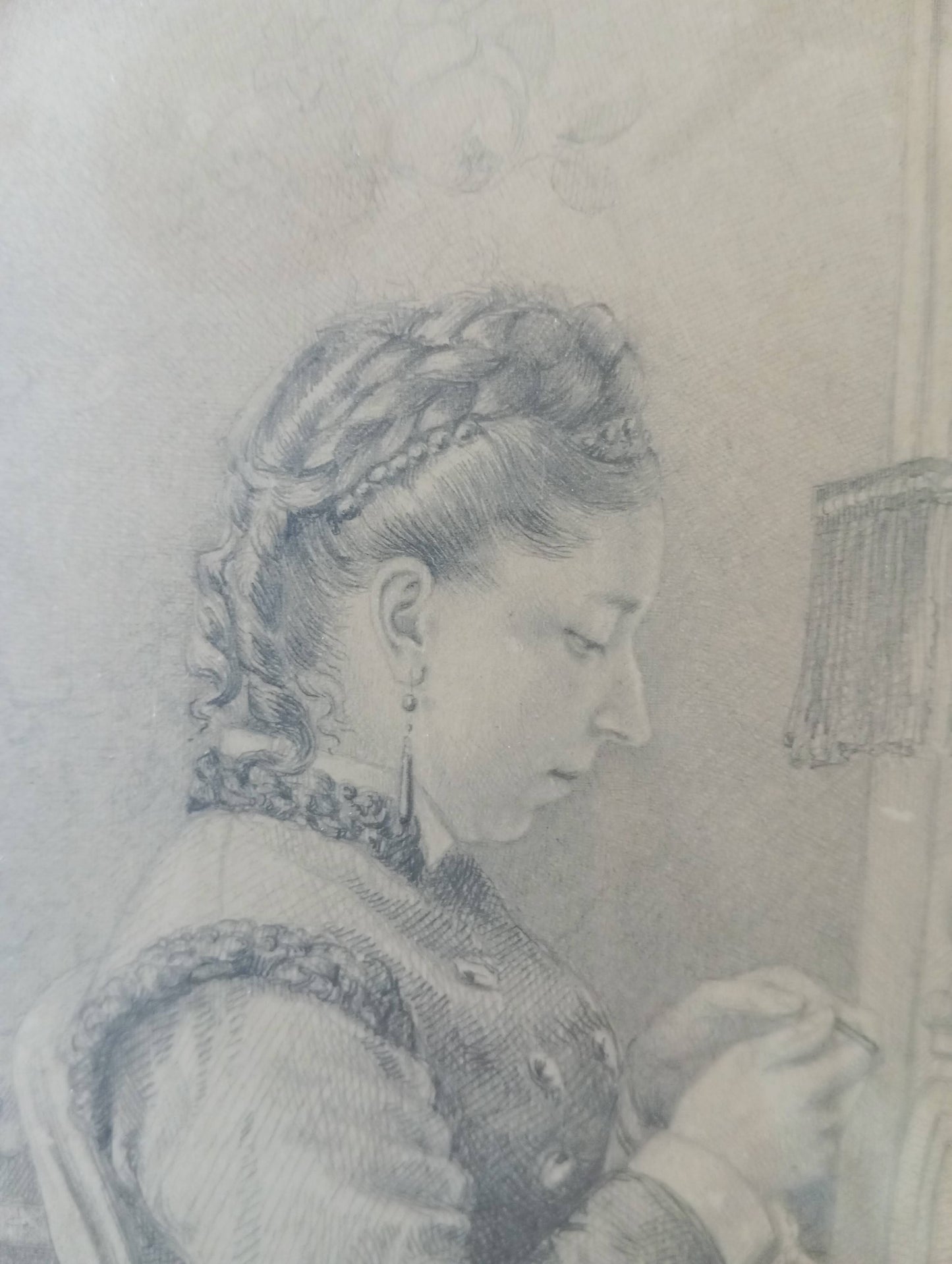 Portrait d'une femme qui fait du crochet