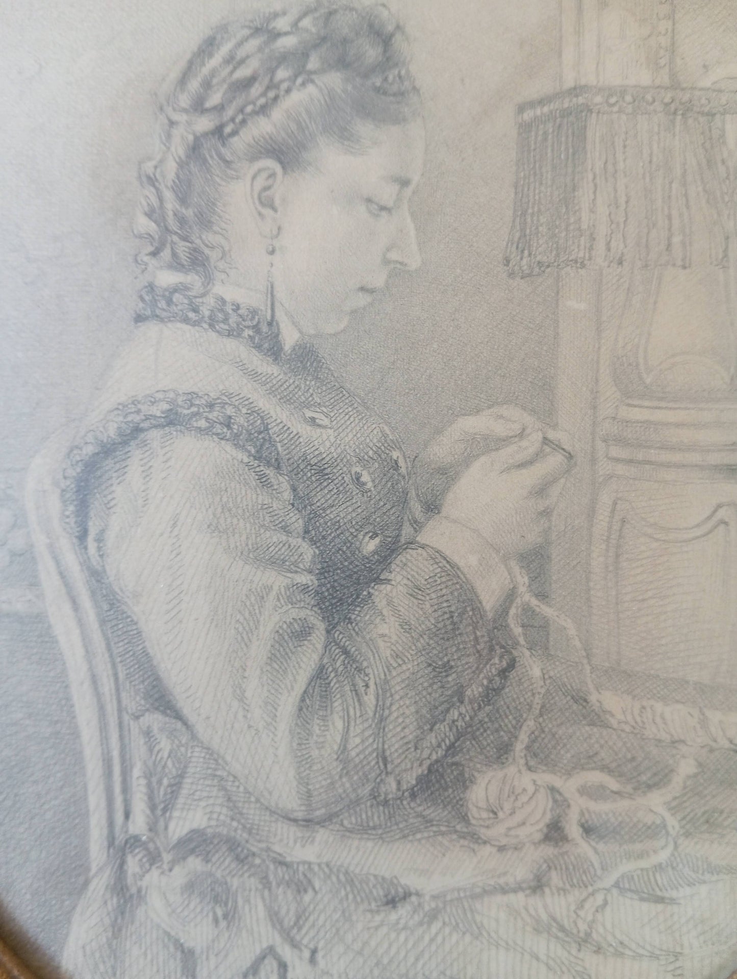 Portrait d'une femme qui fait du crochet