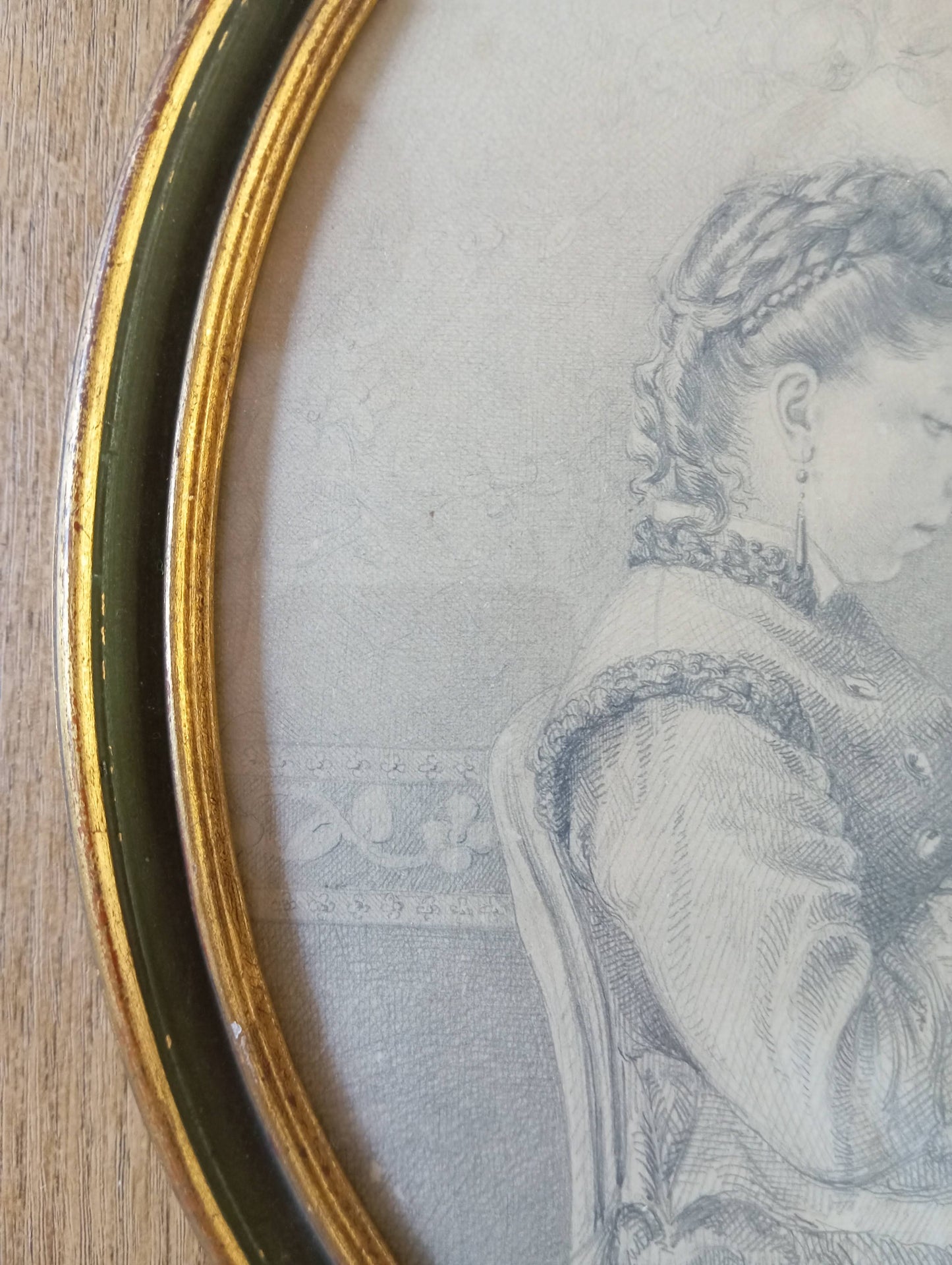 Portrait d'une femme qui fait du crochet