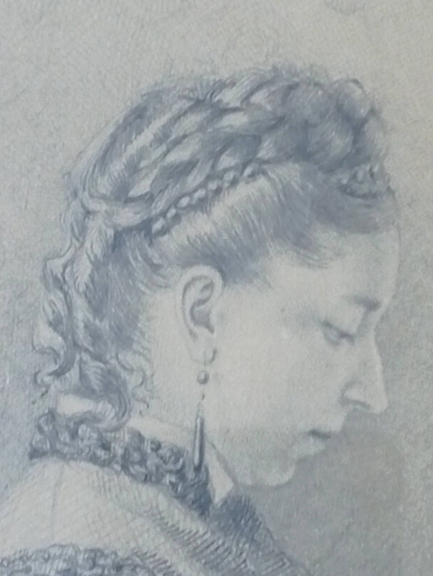 Portrait d'une femme qui fait du crochet