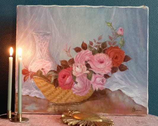 Nature morte. Roses dans une corbeille