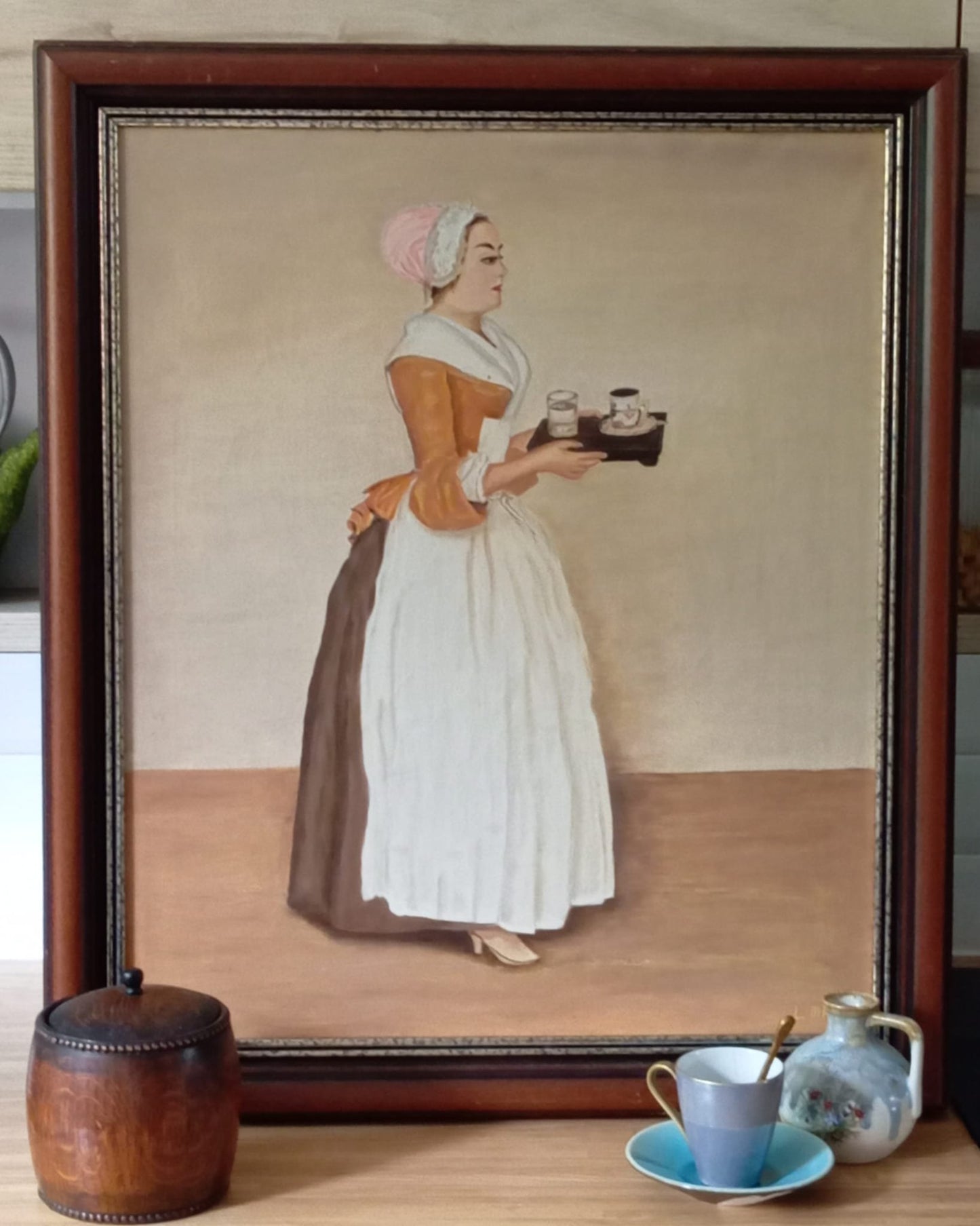 Portrait d'une femme de chambre portant un plateau