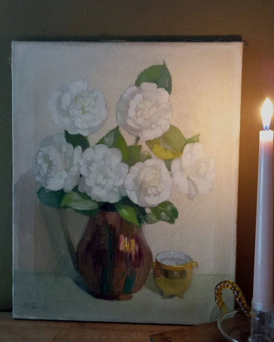 Nature morte. Bouquet de pivoines blanches dans un vase doré