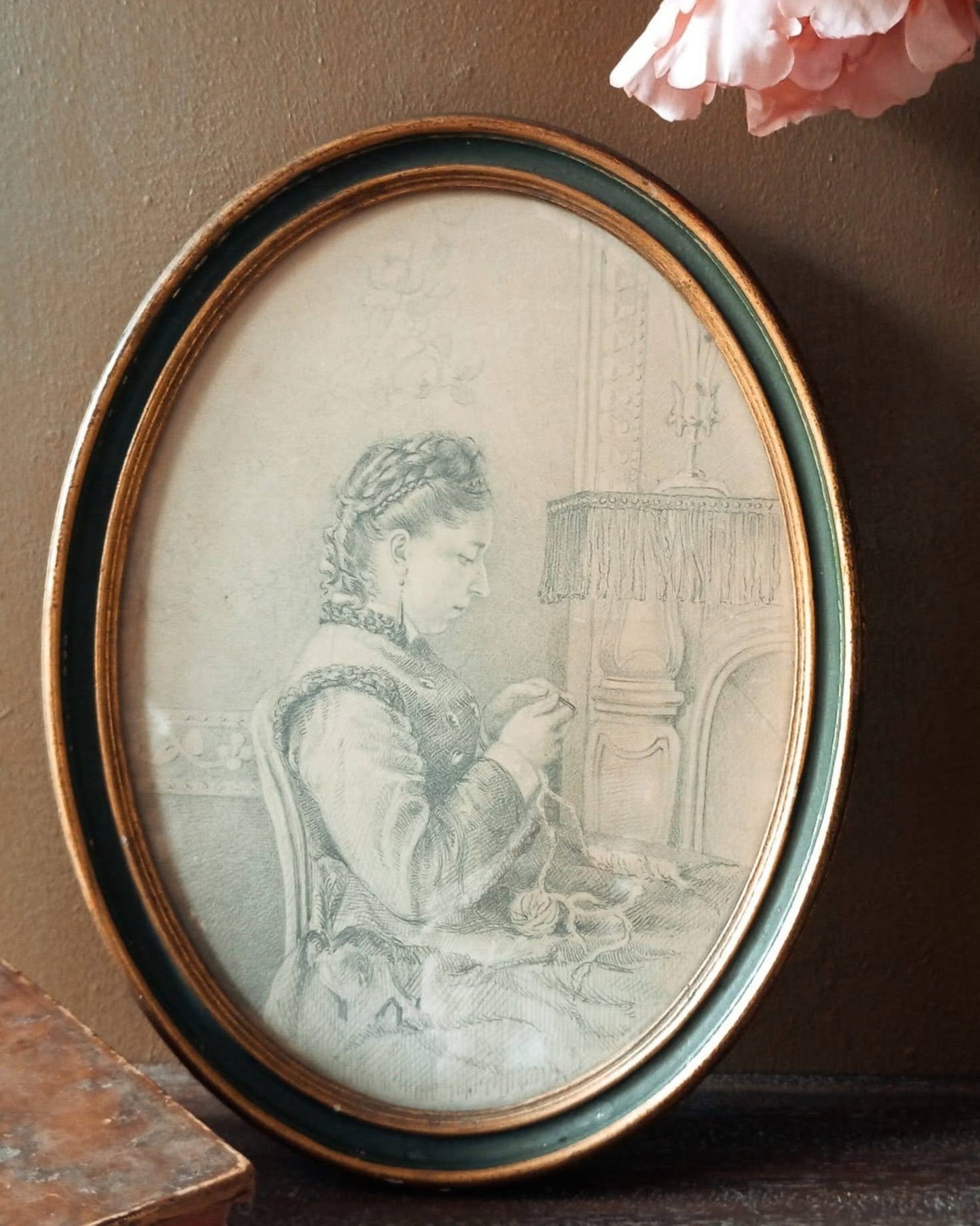 Portrait d'une femme qui fait du crochet