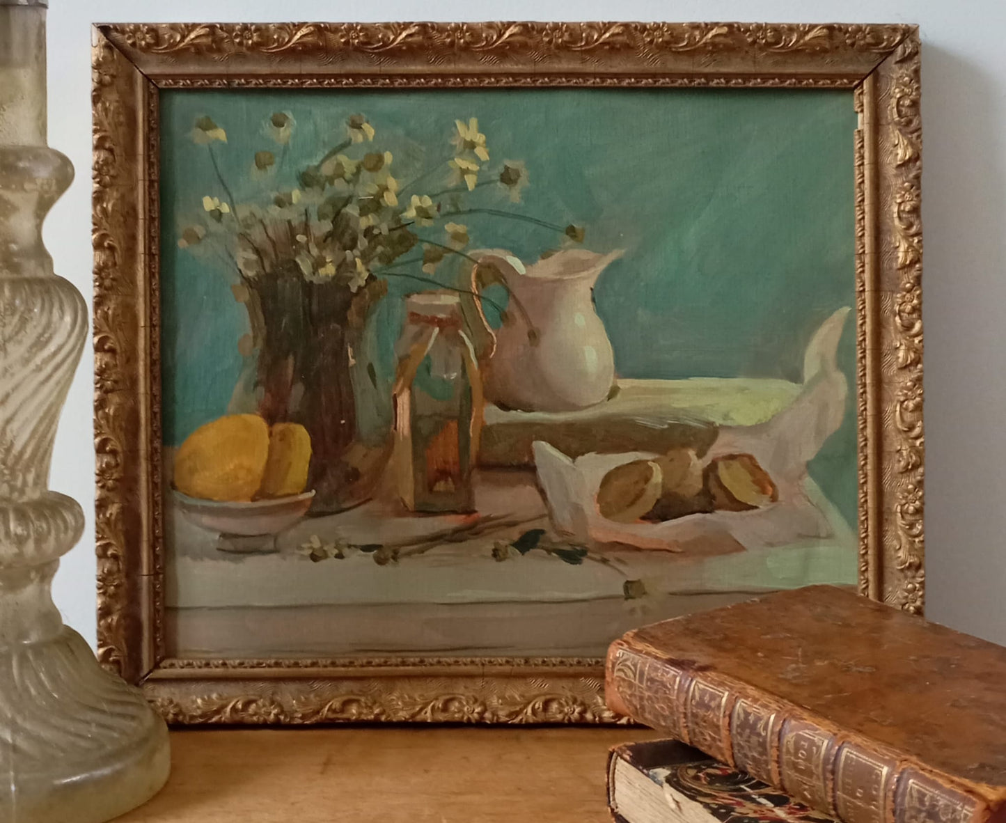 Petite nature morte. Pichet, fleurs et fruits