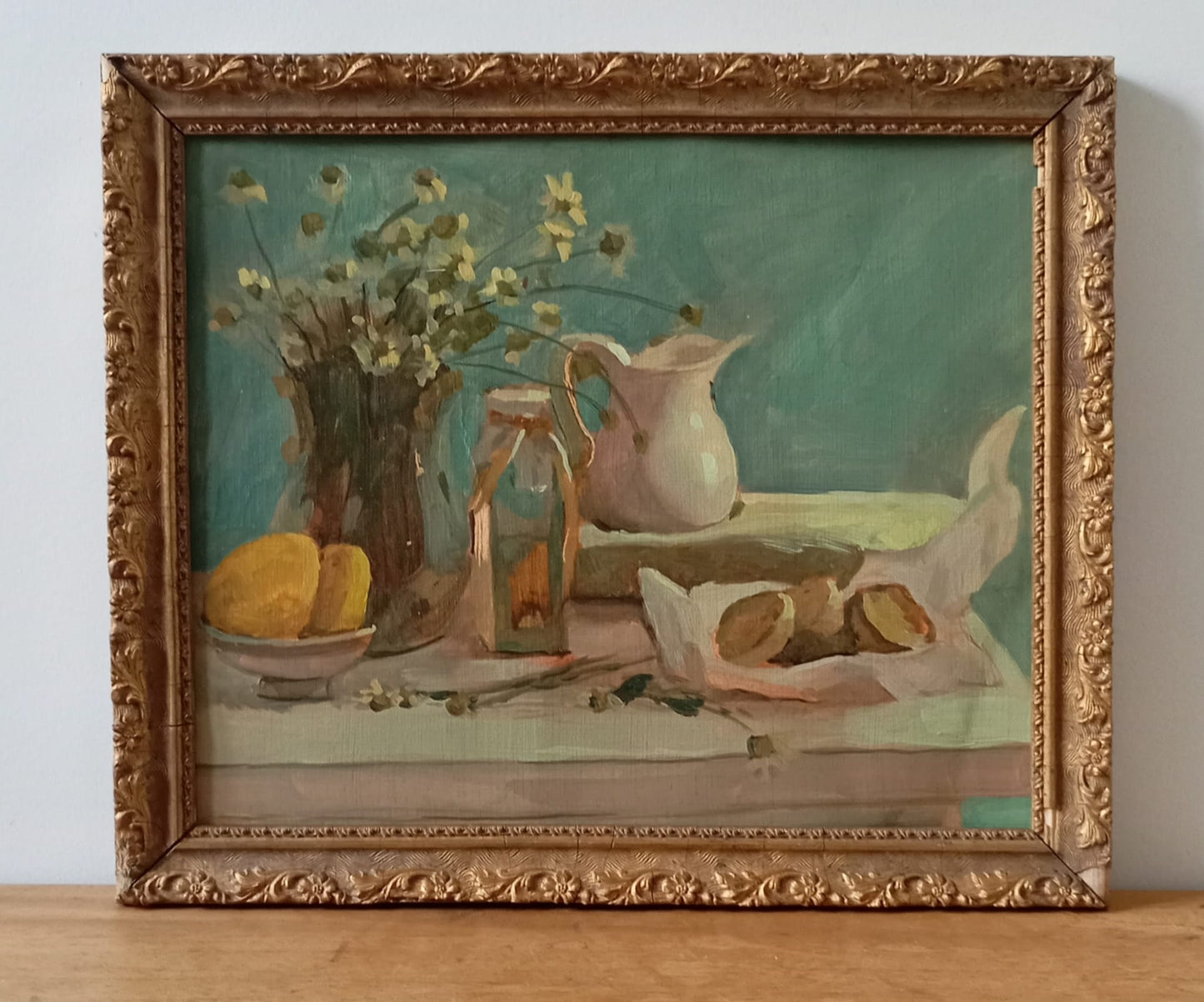 Petite nature morte. Pichet, fleurs et fruits