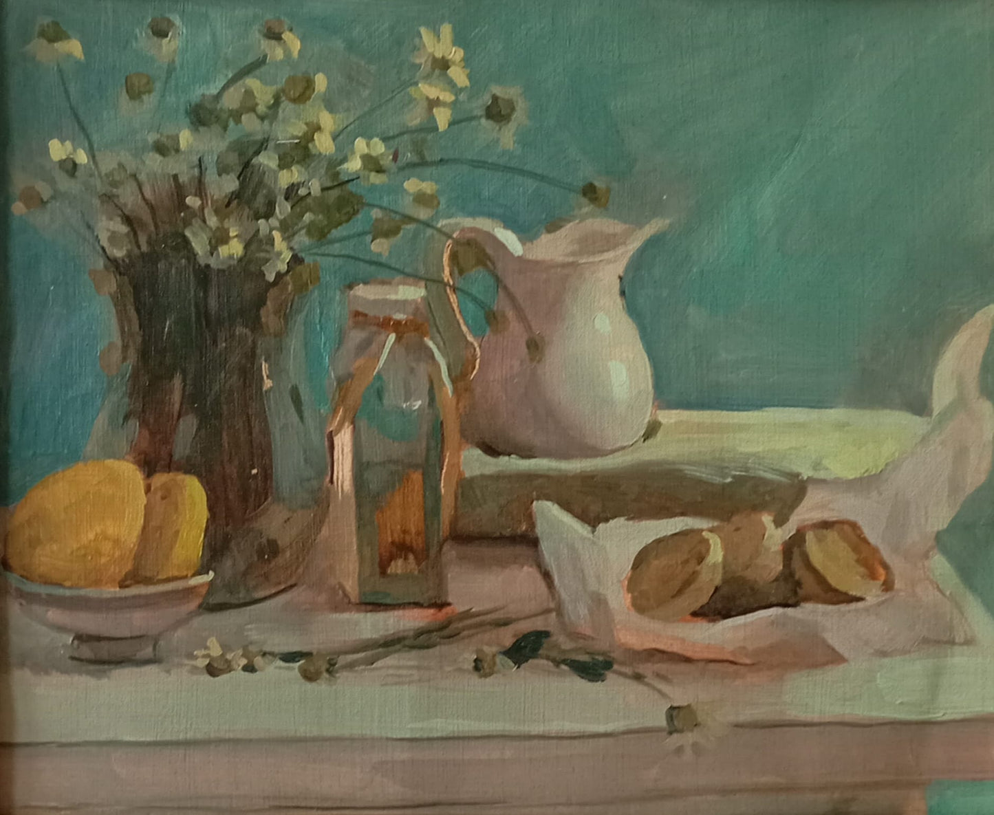 Petite nature morte. Pichet, fleurs et fruits
